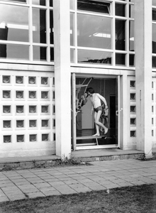 361221 Afbeelding van de gymnastiekzaal van de Spinozaschool (Cervanteslaan 1) te Utrecht.